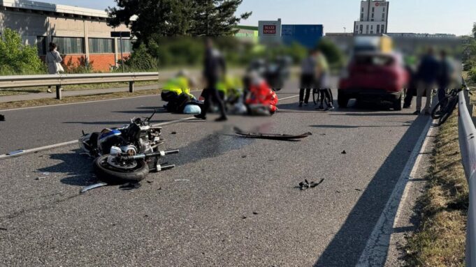 Grave incidente in via Serenissima, scontro tra auto e moto