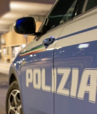 Senza biglietto, prende a schiaffi la controllora e fugge: arrestato