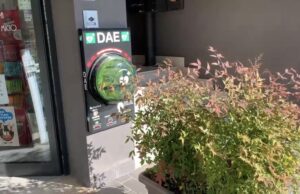 Piccoli grandi bastardi spaccano e rubano il defibrillatore