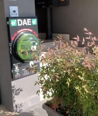 Piccoli grandi bastardi spaccano e rubano il defibrillatore