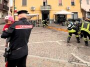 Incendio in casa: madre si lancia dal balcone con le due figlie