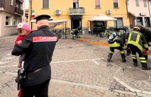 Incendio in casa: madre si lancia dal balcone con le due figlie