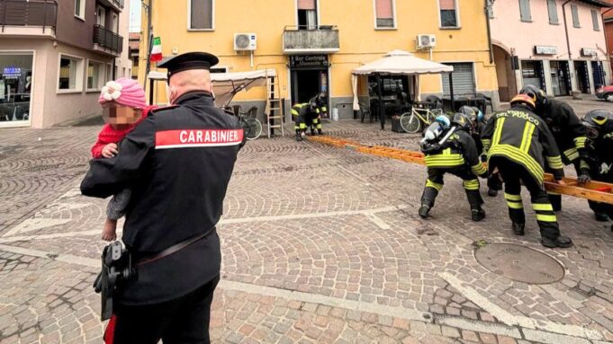 Incendio in casa madre si lancia dal balcone con le due figlie