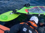 Lago in tempesta, barca capovolta e windsurfisti alla deriva