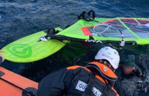 Lago in tempesta, barca capovolta e windsurfisti alla deriva