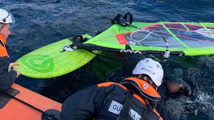 Lago in tempesta, barca capovolta e windsurfisti alla deriva