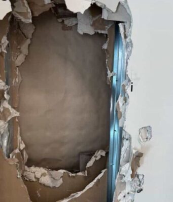 Muro sfondato e cassa dell’Italmark rubata: colpo all’ex Carnevali