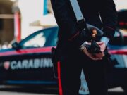 Nasconde dosi di cocaina tra le siepi, ma viene scoperto
