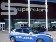 Tentano di rubare alcolici all’Esselunga ma vengono arrestati