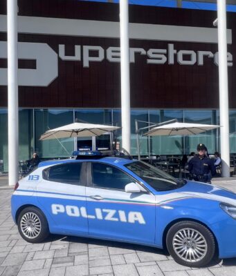 Tentano di rubare alcolici all’Esselunga ma vengono arrestati