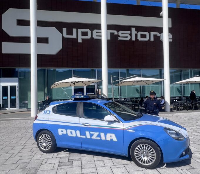 POLIZIA ESSELUNGA