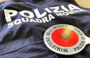 Rubano il portafogli e prelevano subito al bancomat: arrestati