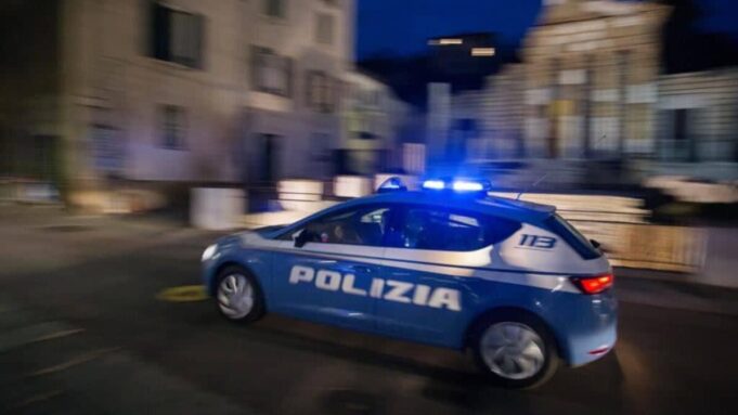 Rapina, minaccia e aggredisce due donne in pieno centro arrestato