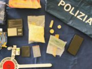 Riceve e spaccia la droga mentre è ai domiciliari: arrestato