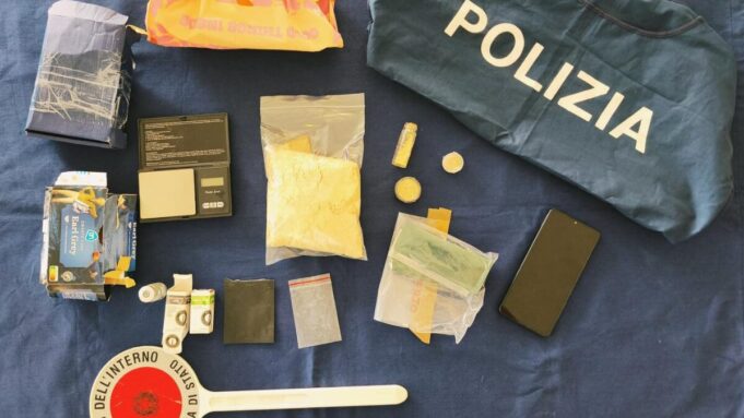 Riceve e spaccia la droga mentre è ai domiciliari arrestato