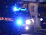 Ruba in un negozio di scarpe: scoperto, prende a calci i carabinieri