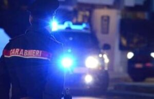 Ruba in un negozio di scarpe: scoperto, prende a calci i carabinieri