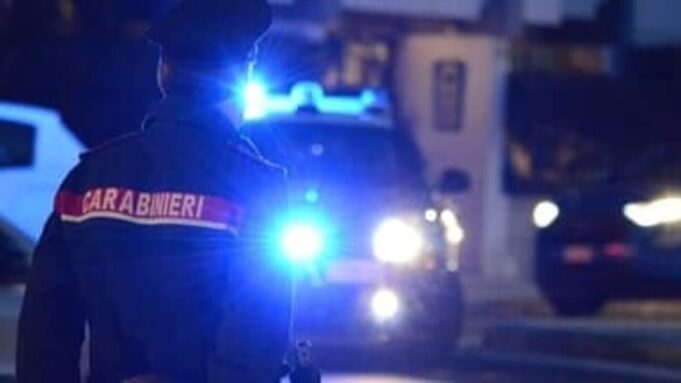 Ruba in un negozio di scarpe scoperto, prende a calci i carabinieri