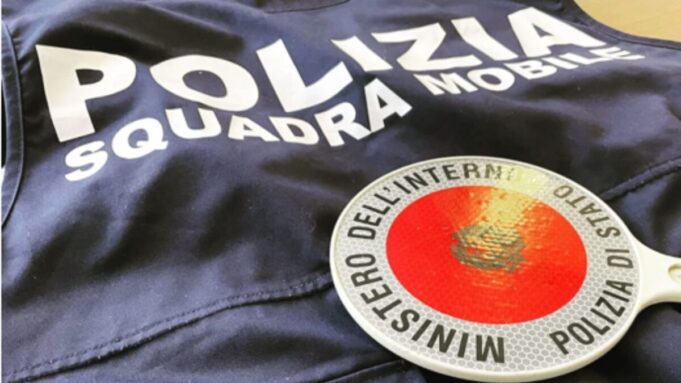 Rubano un portafogli e svuotano il conto della vittima in un lampo
