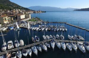 Salò, sub in azione: caccia ai rifiuti nei fondali del porto Melzani