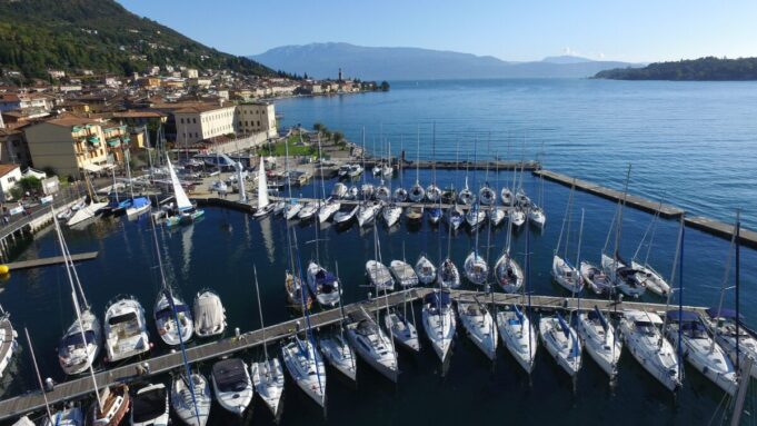 Salò, sub in azione caccia ai rifiuti nei fondali del porto Melzani
