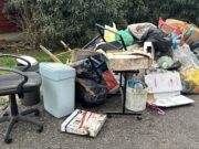 Scaricano rifiuti in strada, incastrati dalle telecamere