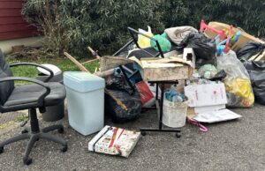 Scaricano rifiuti in strada, incastrati dalle telecamere