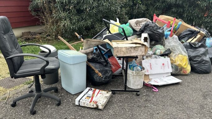 Scaricano rifiuti in strada, incastrati dalle telecamere