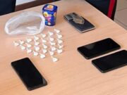 Spintona i carabinieri e scappa: arrestato con 26 dosi di cocaina