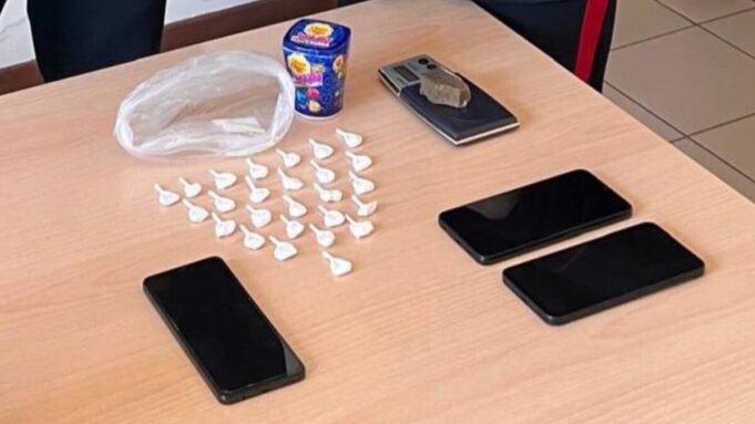 Spintona i carabinieri e scappa arrestato con 26 dosi di cocaina