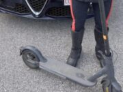 Lo accerchiano in tre e lo picchiano in piazza con un monopattino