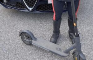 Lo accerchiano in tre e lo picchiano in piazza con un monopattino