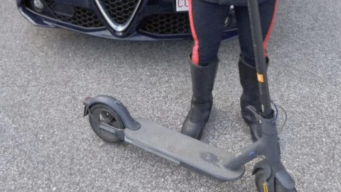 Lo accerchiano in tre e lo picchiano in piazza con un monopattino