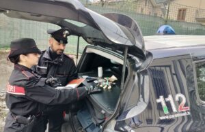 Fermato al posto di blocco: nascondeva droga in auto e in casa