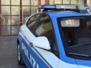 Aggredisce il parcheggiatore in stazione, poi minaccia i poliziotti