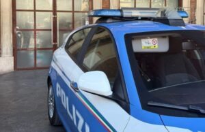 Aggredisce il parcheggiatore in stazione, poi minaccia i poliziotti