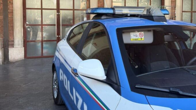 Aggredisce il parcheggiatore in stazione, poi minaccia i poliziotti