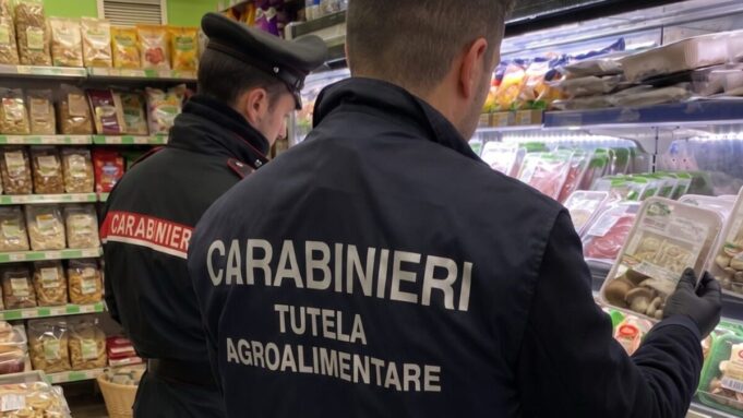 Blitz dei Carabinieri in un market etnico sequestrati 670 chili di cibo