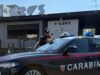 Strappa 2 collane dal collo di un cliente: arrestato 22enne