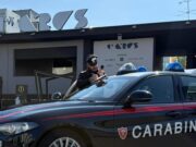 Strappa 2 collane dal collo di un cliente: arrestato 22enne