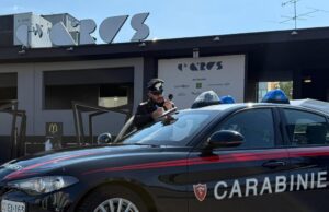Strappa 2 collane dal collo di un cliente: arrestato 22enne