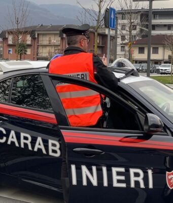 Bienno, si ribaltano nell’auto rubata: denunciati due uomini