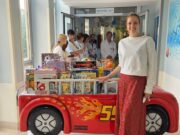 Carolina Kostner sui pattini in visita all’Ospedale dei Bambini