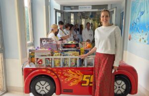 Carolina Kostner sui pattini in visita all’Ospedale dei Bambini