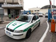 Chiedono 7.400 euro a una 75enne: la polizia locale ferma il raggiro