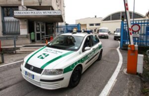 Chiedono 7.400 euro a una 75enne: la polizia locale ferma il raggiro