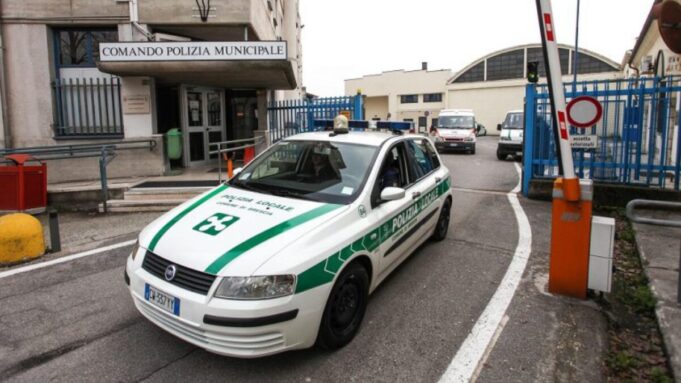 Chiedono 7.400 euro a una 75enne la polizia locale ferma il raggiro