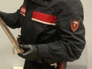 Con una spranga distugge gli specchietti delle auto in sosta