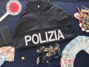 Convince un anziano a uscire di casa e ruba i gioielli alla moglie