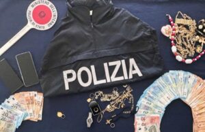 Convince un anziano a uscire di casa e ruba i gioielli alla moglie